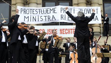 Hudebníci eské filharmonie (F) protestovali 27. kvtna na schodech praského Rudolfina proti zpsobu jmenování svého nového editele.