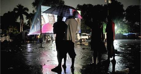 Haian sleduj projekci televiznho serilu ve stanovm tboe v Port-au-Prince. (22. kvtna 2010)