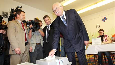 Prezident Václav Klaus odvolil v Praze - Kobylisích. (28. kvtna 2010)