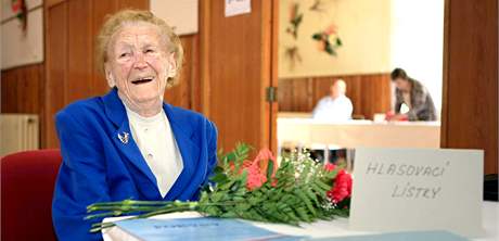 Nejstarí obanka R Juliana Vaíková (107 let) pila k volbám v Pruánkách na Hodonínsku v doprovodu své dcery Dagmar.. (29. kvtna 2010)