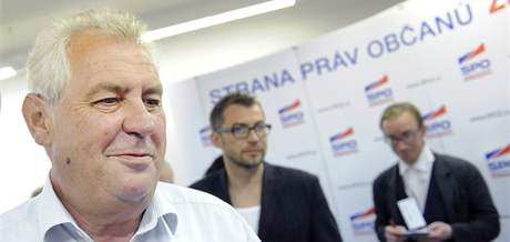 Pedseda SPOZ Milo Zeman v praském volebním tábu strany. (29. kvtna 2010)