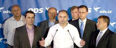 Ivan Langer se díky preferenním hlasm do snmovny za ODS nedostal. (29. kvtna 2010)