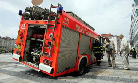 Na Masarykov námstí v centru Ostravy se propadlo hasiské auto