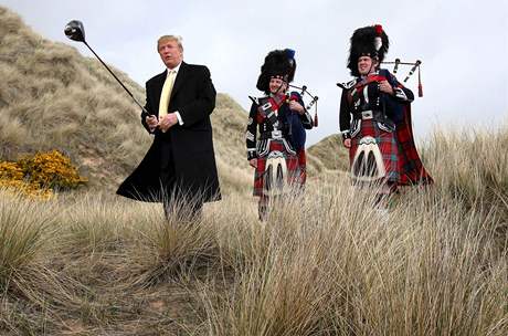 Americký magnát Donald Trump odpaluje golfový míek v Menie Estate u skotského Aberdeenu na míst, kde hodlá postavit luxusní golfový areál.