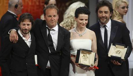 ocenn na festivalu v Cannes 2010: zleva Mathieu Almaric, Xavier Beauvois, Juliette Binocheov a Javier Bardem