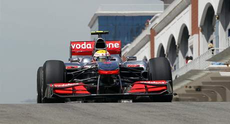 Lewis Hamilton z McLarenu v tréninku Velké ceny Turecka.