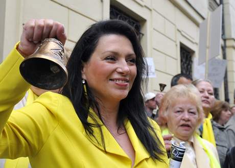 Nkdejí europoslankyn a éfka strany Suverenita Jana Boboíková ped Poslaneckou snmovnou zvoní poslancm "poslední zvonní". 