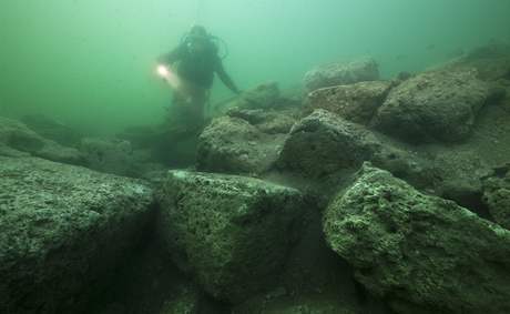 Archeologov nali u pobe egyptsk Alexandrie potopen palc krlovny Kleopatry, kter skrval mnoho vzcnch artefakt