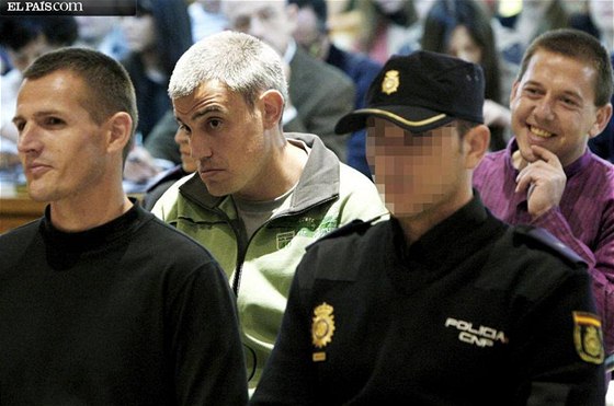 Baskití teroristé u panlského soudu. Zleva: Igor Portu, Mattin Sarasola a Mikel San Sebastián