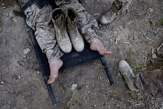 Písluník americké námoní pchoty v Afghánistánu na nosítkách (6. ervna 2009)