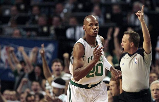 Ray Allen promuje jednu ze svých trojek.