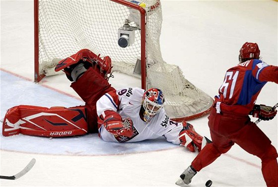 BRAVURNÍ VOKOUN. Branká eských hokejist likviduje útok Maxima Afinogenova.