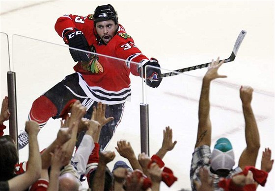 TAHOUN hokejového Chicaga Dustin Byfuglien. Ve tvrtém duelu proti San José rozhodl o postupu svého týmu do finále Stanley Cupu. 