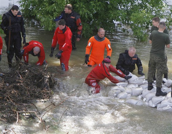 Pi povodních v Polsku zemelo u 15 lidí (23. kvtna 2010)