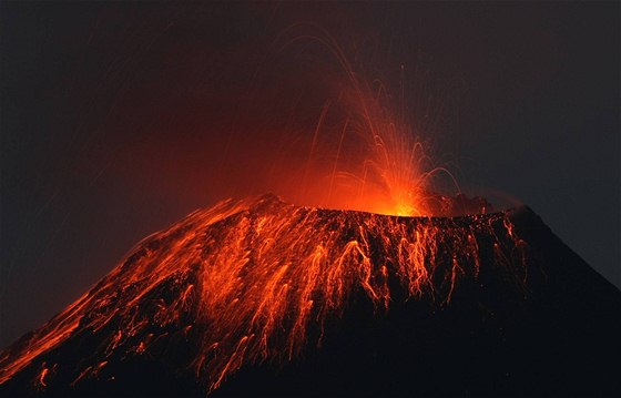 Erupce ekvádorské sopky Tungurahua nedaleko Cotalo (28. kvtna 2010)