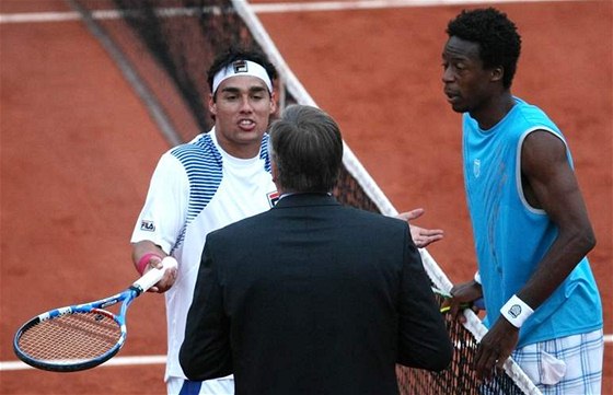 Fabio Fognini (vlevo) a Gael Monfils diskutují s hlavním rozhodím, zda pokraovat v zápase 2. kola Roland Garros. Duel byl nakonec za stavu 5:5 v rozhodující sad peruen