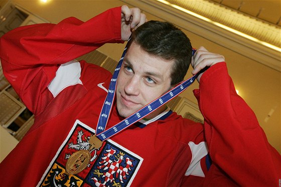 Hokejista Petr Hubáek se zlatou medailí z mistrovství svta v Nmecku