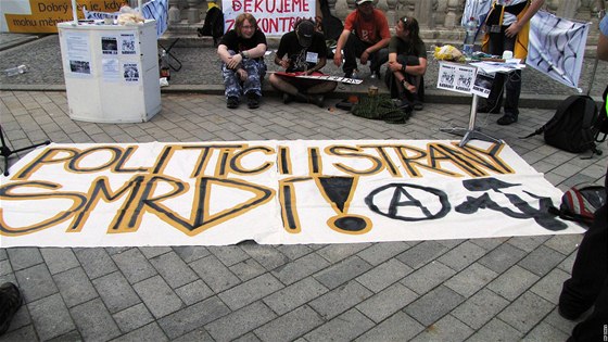 Anarchisté na námstí Svobody uspoádali "antivolební akci", protestovali také proti zákazu hudební produkce v metropoli jiní Moravy