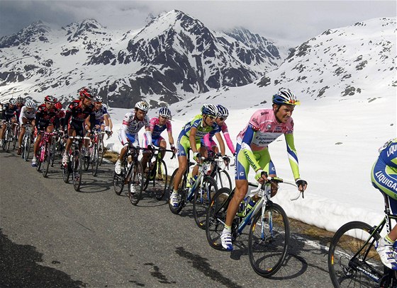 Ivan Basso v rovém dresu pro vedoucího jezdce Gira
