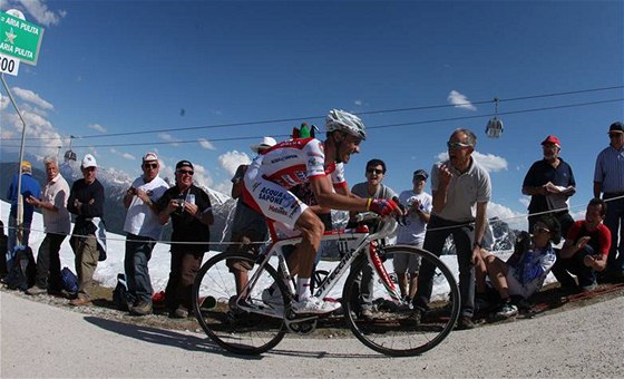 POÁD UMÍ. Ital Stefano Garzelli ped deseti lety ovládl Giro, v úterý vyhrál horskou asovku.
