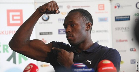 SVALY JSOU V POÁDKU. S bicepsy Usain Bolt problémy evidentn nemá, trápí ho ztuhlá achilovka.