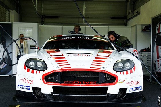 Aston Martin Tomáe Engeho se pipravuje na mený trénink.
