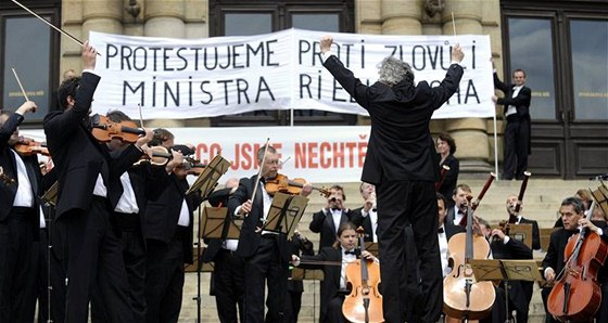 Hudebníci eské filharmonie (F) protestovali 27. kvtna na schodech praského Rudolfina proti zpsobu jmenování svého nového editele.