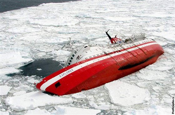 Poté, ce se u Antarktidy srazila výletní lo Explorer s ledovou krou, museli záchranái evakuovat více ne 150 pasaér. (23. listopadu 2007)