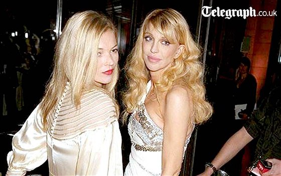 Modelka Kate Moss a zpvaka Courtney Love na snímku z roku 2007.