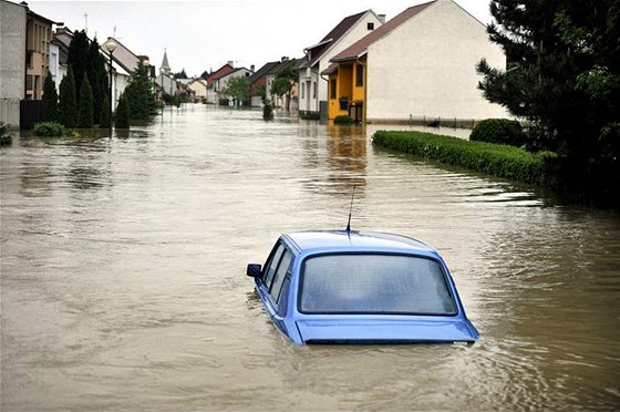 Zaplavené auto v Troubkách na Perovsku. (18. kvtna 2010)
