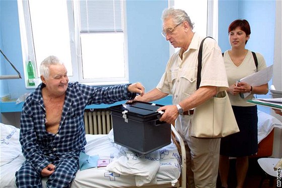 lenové volební komise obcházejí pacienty v liberecké nemocnici. (15. ervna 2002) Ilustraní foto
