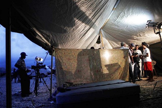 Natáení televizního seriálu ve stanovém táboe v Port-au-Prince. (21. kvtna 2010)