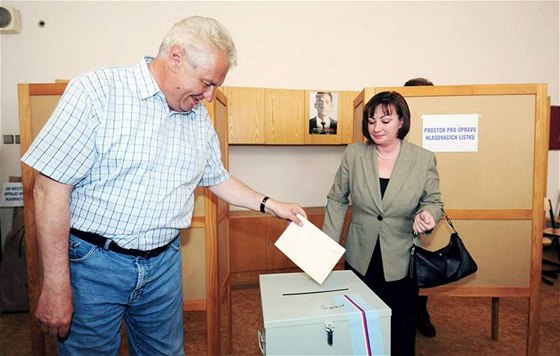 Pedseda SPOZ Milo Zeman s manelkou Ivanou odevzdali své volební hlasy v Ústí nad Labem. (28. kvtna 2010)