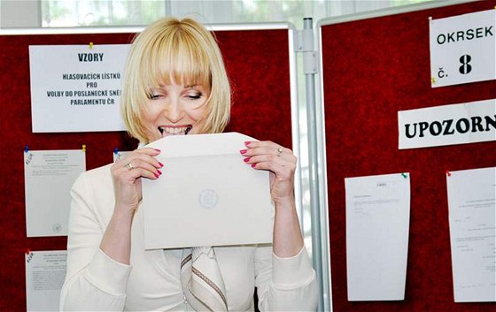 Petra Paroubková olizuje obálku s hlasovacím lístkem ve volební místnosti v Teplicích. (28. kvtna 2010)