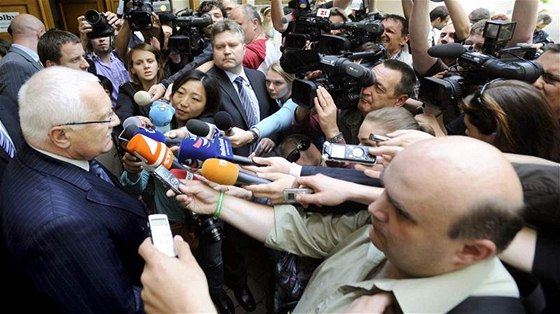 Prezidenta Václava Klause (vlevo) po odevzdání volebního lístku obklopili novinái. (28. kvtna 2010)