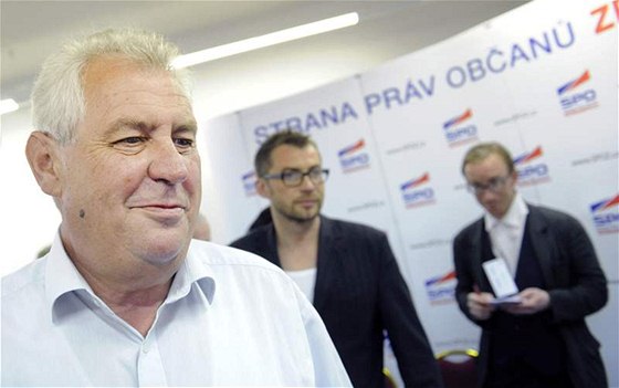 Pedseda SPOZ Milo Zeman v praském volebním tábu strany. (29. kvtna 2010)