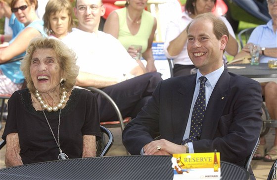 Lady Luisa Abrahams ve spolenosti prince Edwarda, lena britské královské rodiny, v Royal Golf Club v Mariánských Lázních v roce 2005.