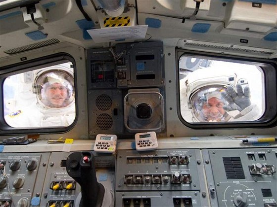 Pozdrav od astronaut pi výstupu do volného prostoru (STS-132)