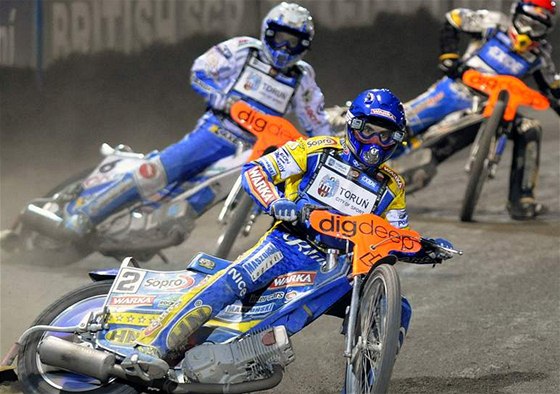 Tomasz Gollob v ele finálové jízdy Velké ceny eské republiky.