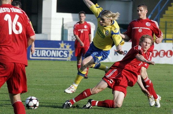 Zlínský záloník Martin Abraham se pokouí pekonat obranu fotbalist Tince.