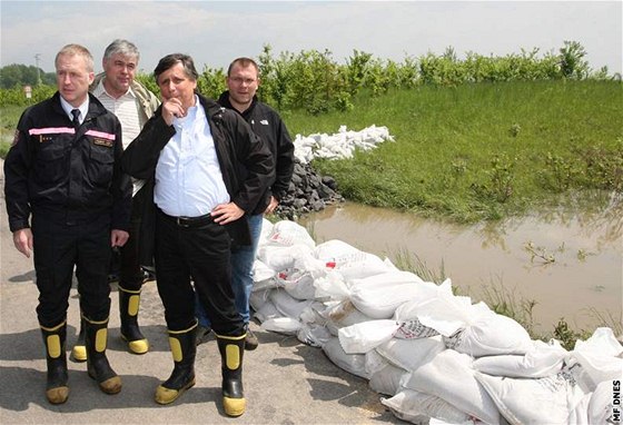 Pedseda vlády Jan Fischer se pijel podívat na Karvinsko zniené povodnmi.