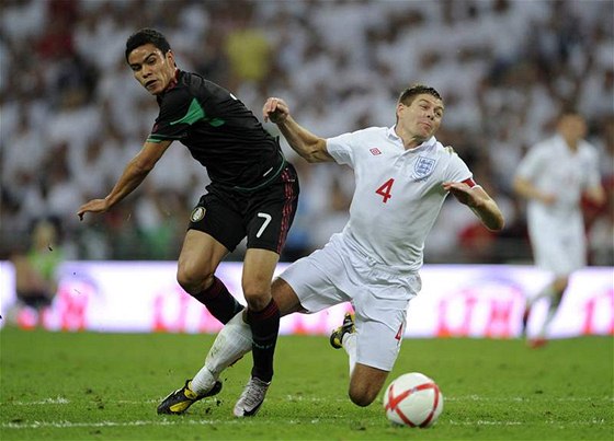 Steven Gerrard (vpravo) z Anglie narazil v reprezentaním duelu s Mexikem na ze jménem Pablo Barrera