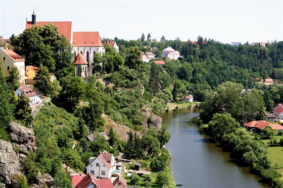 Bechyn, kláterní kostel z vyhlídky u zámku