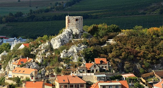 K vycházkám láká v Mikulov Kozí hrádek