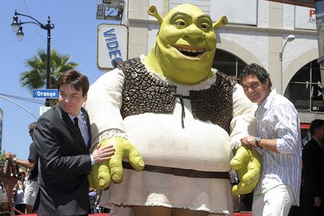 Herci Mike Myers (vlevo) a Antonio Banderas se Shrekem na hollywoodskm chodnku slvy