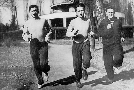Brati (zleva) Ctirad a Josef Manovi a Milan Paumer si ped tkem z komunistickho eskoslovenska na Zpad zlepuj fyzickou kondici.
