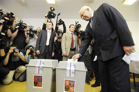 Prezident Vclav Klaus volil v Praze - Kobylisch. (28. kvtna 2010)