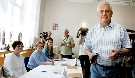 Pedseda SPOZ Milo Zeman odevzdal svj volebn hlas v st nad Labem. (28. kvtna 2010)