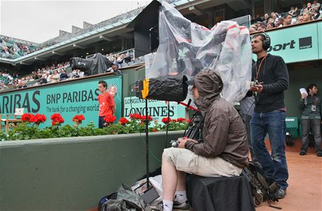 Roland Garros - kameraman obsluhuje sestavu kamer pro snmn ve 3D bhem zpasu Venus Wiliamsov / Arantxa Parra Santonja. Pomocnk sleduje vsledn zbr na malm monitoru a upravuje prostorov vjem dlkovm ovladaem.
