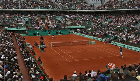 Roland Garros - lgr tvrtho dne turnaje - Federer vs. Falla. Zvtzil samozejm Roger.